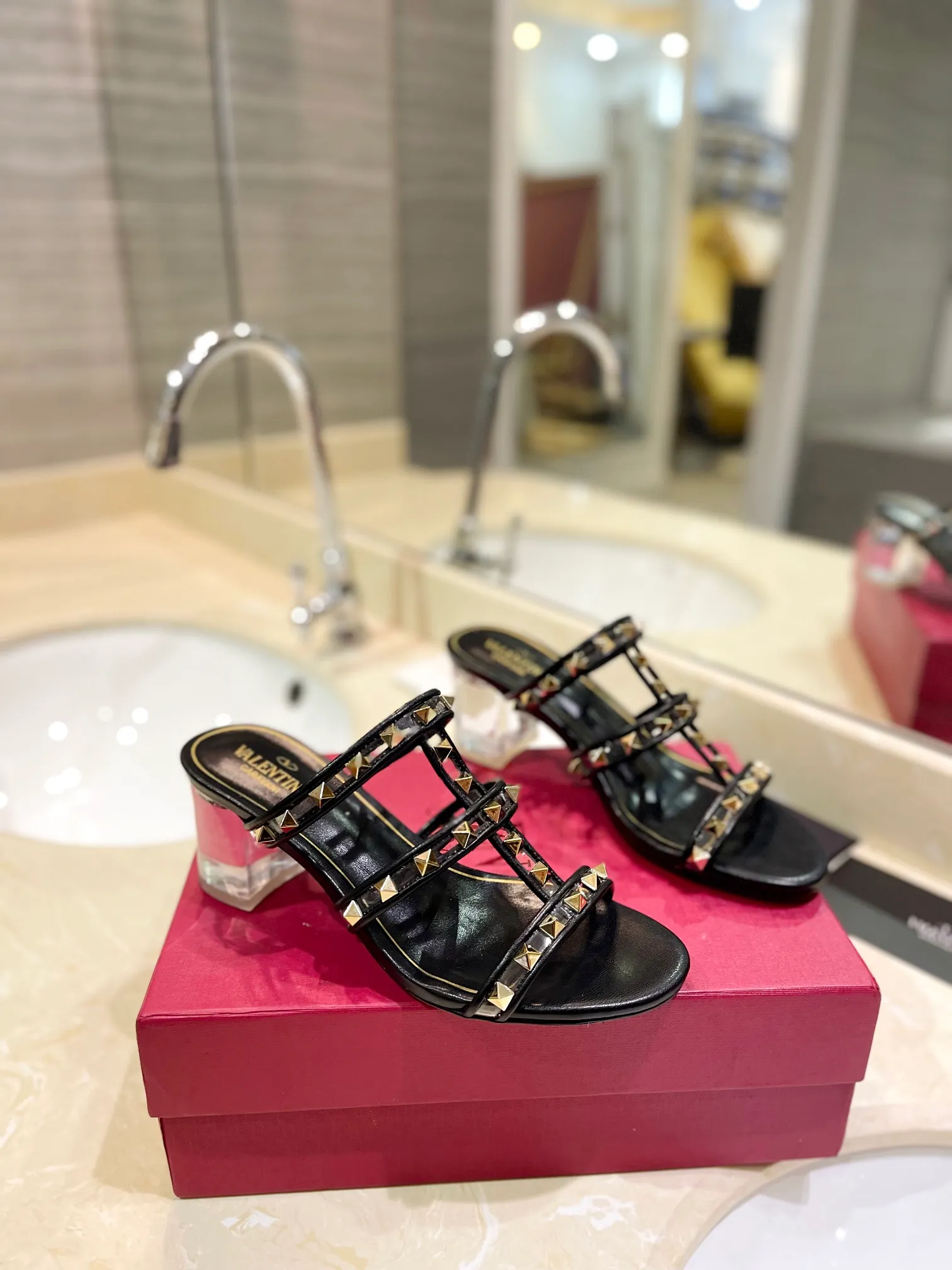 👟👟Ex-factory price 500👟👟 𝑉𝐴𝐿𝐸𝑁𝑇𝐼𝑁𝑂 Valentino ♡ͥ | ²º²⁴💫Purchasing agent level🔍Same color The classic king-shaped slippers with crystal heels are also so beautiful The particularly high-quality hardware brings out a full sense of high-end. After putting it on your feet, you will be stunned and look super slim! The new season lives up to expectations! Worth buying ★Imported cowhide is absolutely high-grade ❥Original method is absolutely sensual ❥Elegant style creates a different feeling🙈 Simple temperament style!  ♡ show bdetails ———————————— ⊿▸: Size｜35-40 (customized at 40.41.42) ⊿▸: Material｜Imported sheepskin + Pvc ⊿▸: Material | Padded sheepskin ⊿▸: Material | Italian🇮🇹 genuine leather outsole ⊿▸: Heel height｜6cm